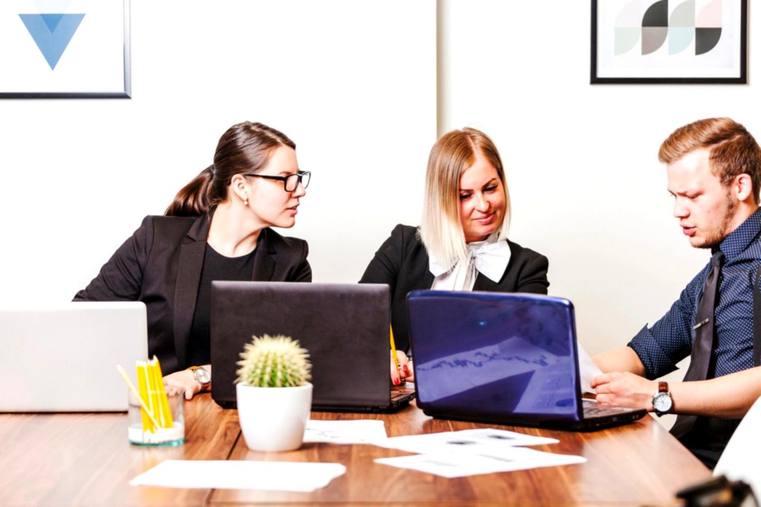 Équipe ticoratuloexis travaillant sur des solutions financières créatives