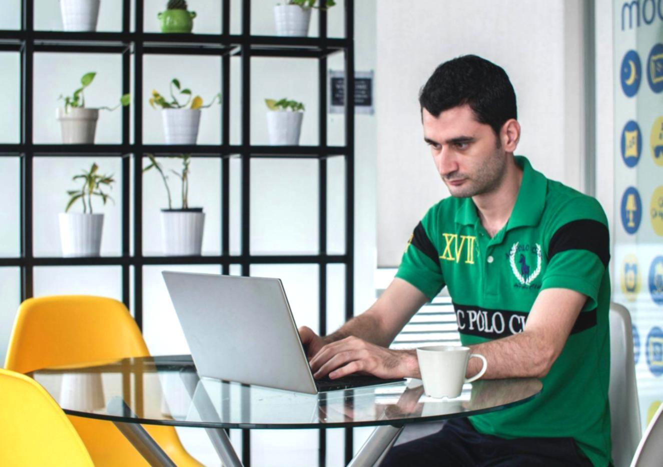 Équipe créative travaillant sur des projets innovants